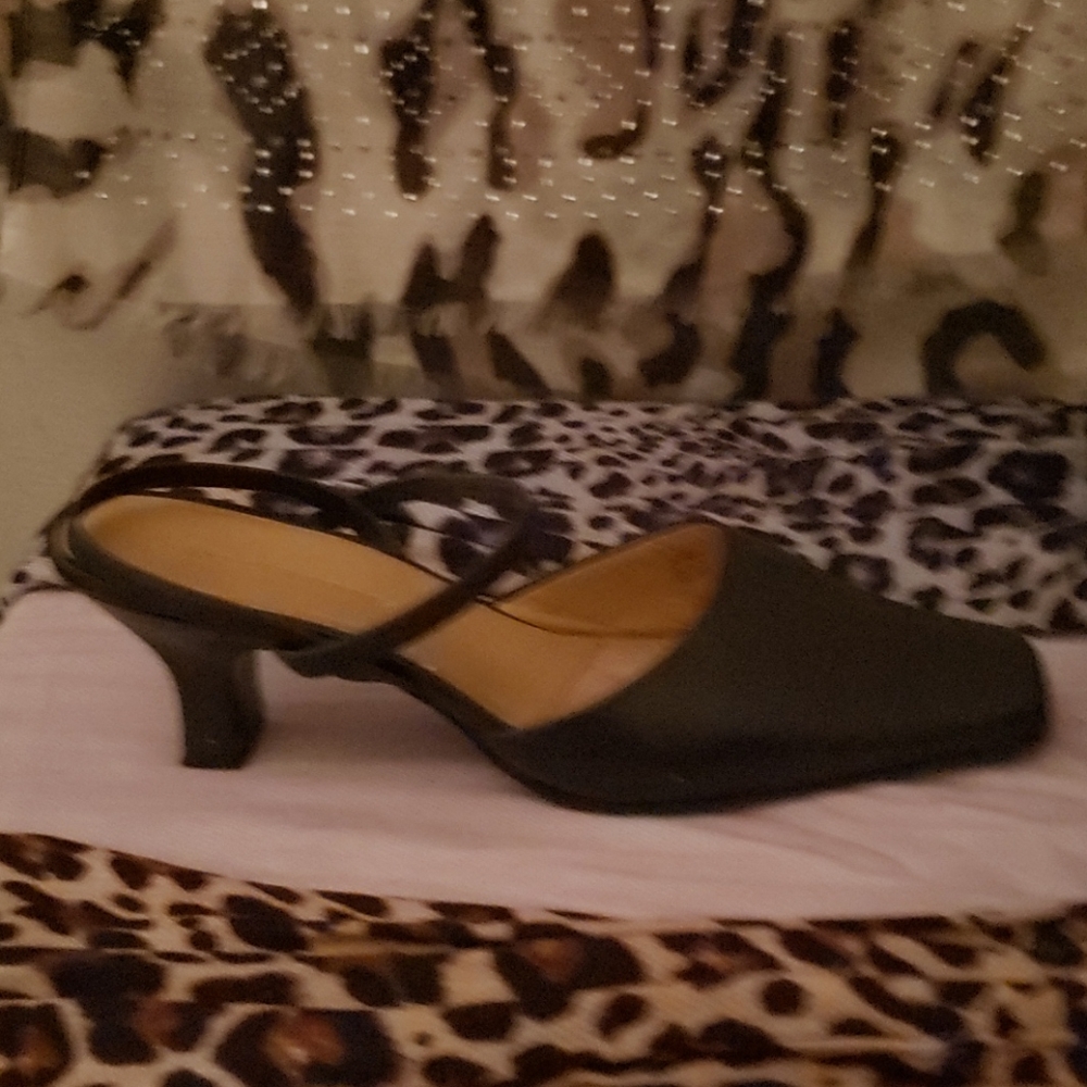 Two Liz Claiborne heels - Picture 13 of 16